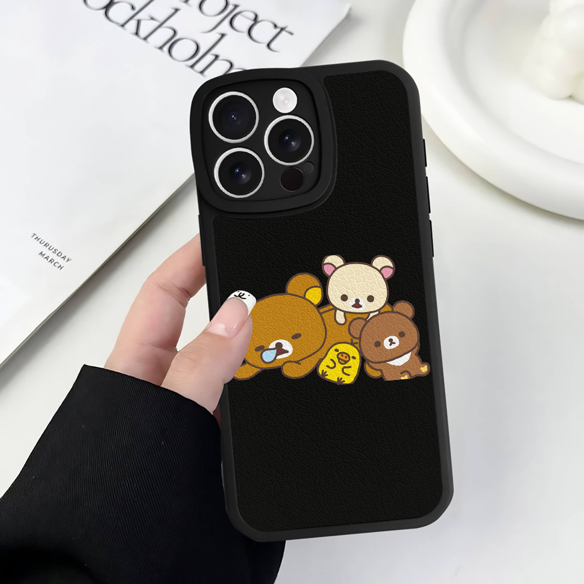 （画像用） リラックマ リラックマ キイロイトリ Rilakkuma Korilakkuma Kiiroitori 【iPhone 16シリーズ対応】シリコンスマホケース（レザー調） 材質：シリコン